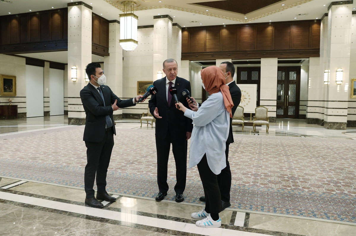 Cumhurbaşkanı Erdoğan: "Ülkemizin dört yanını altyapı, üstyapı, tüm hizmetlerle donattık ve bu hizmet yarışımız aynı şekilde devam etti, ediyor.