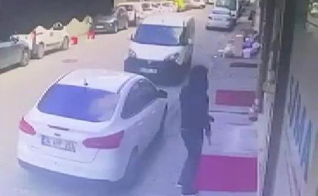 Son dakika haber... ESENLER'DE ECZA DEPOSUNA SİLAHLI SALDIRI KAMERADA