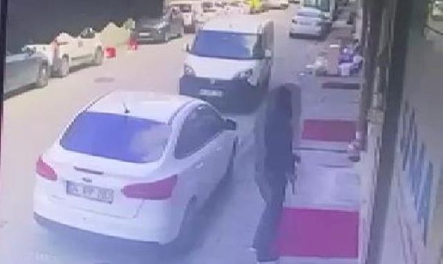 Son dakika haber... ESENLER'DE ECZA DEPOSUNA SİLAHLI SALDIRI KAMERADA