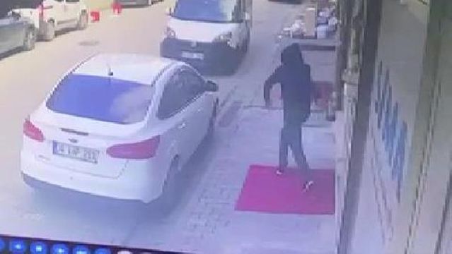 Son dakika haber... ESENLER'DE ECZA DEPOSUNA SİLAHLI SALDIRI KAMERADA