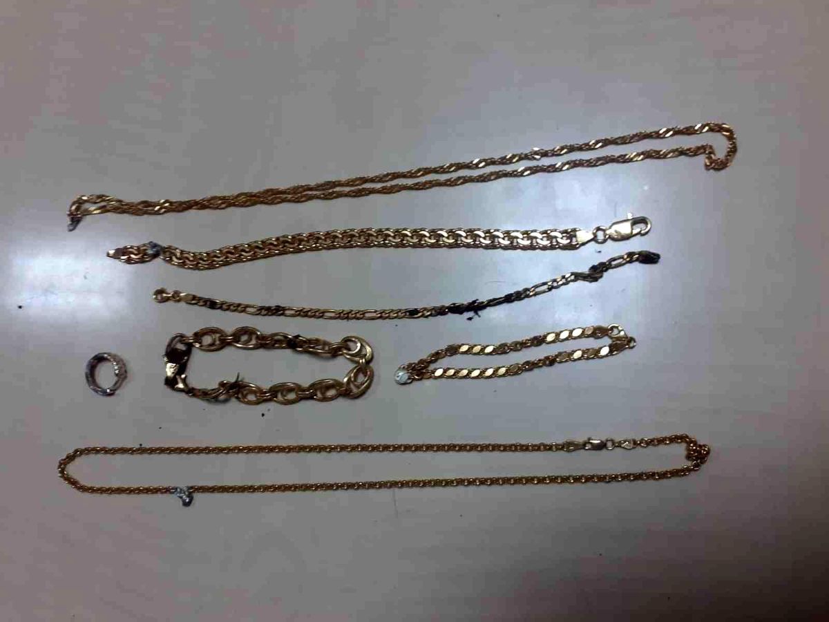 Fethiye\'de kuyumcuya sahte altın satmak isteyen 3 şüpheliye suçüstü yakalandı