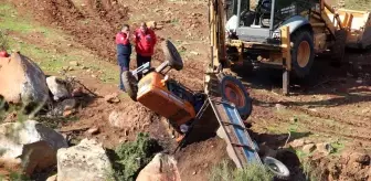 Geriye kaçan traktör ile römorku arasında can verdi