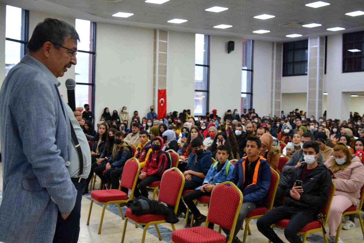 Hayati İnanç, Hakkari\'de öğrencilerle buluştu