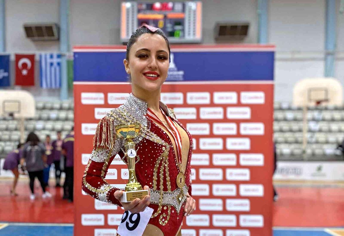 Hem yüzmede hem dansta şampiyonlar