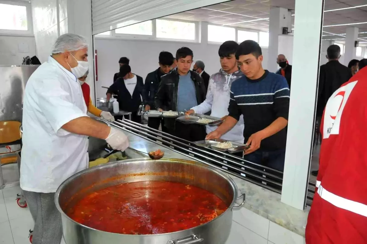 İlçe protokolü aşevinde öğrencilerle birlikte yemek yedi