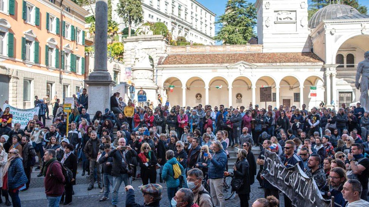 İtalya\'da Covid sertifikası karşıtı gösterilerin liderine bir yıl Roma\'dan uzaklaştırma cezası verildi