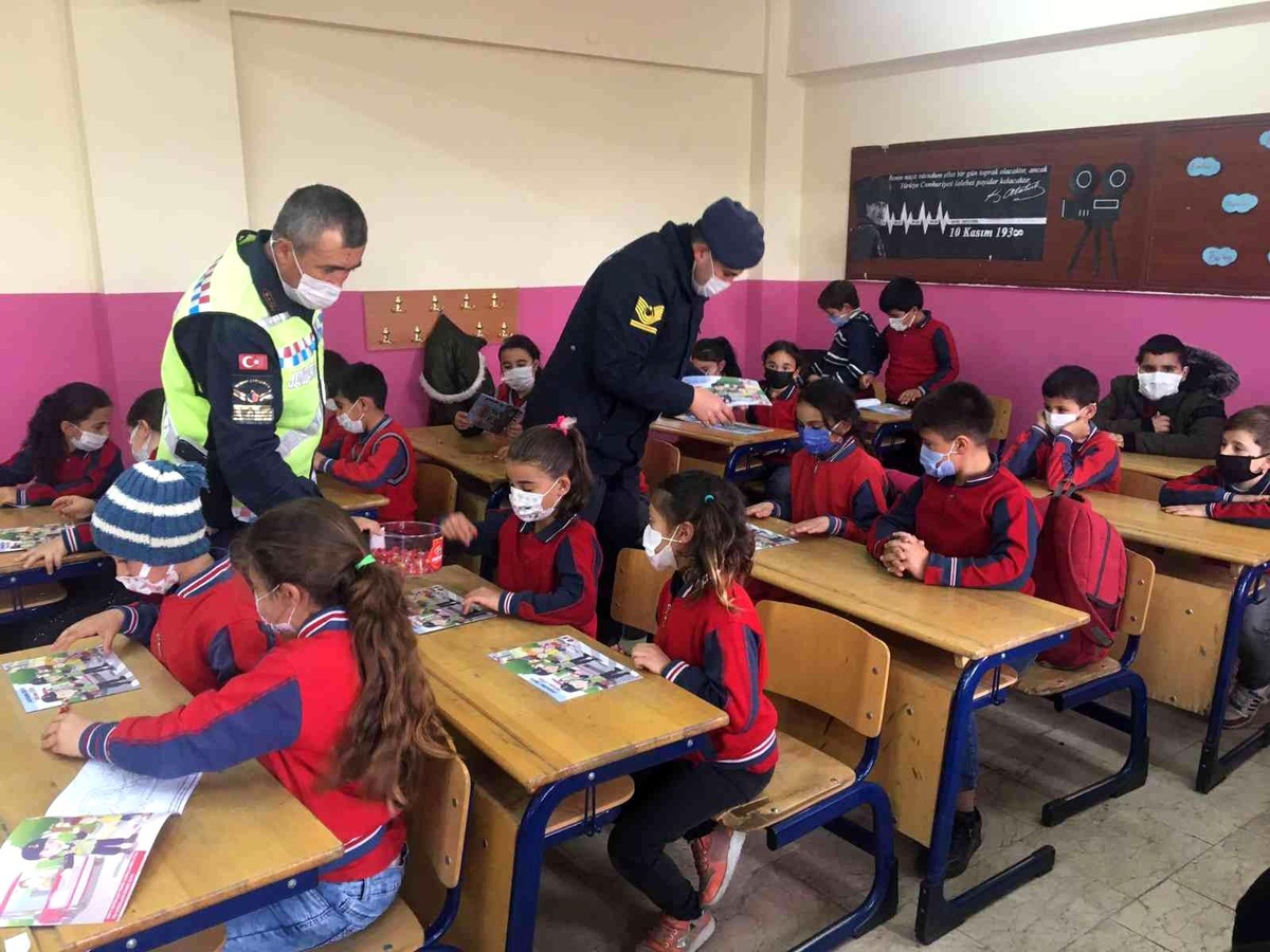 Jandarmadan öğrencilere "Trafik güvenliği" eğitimi