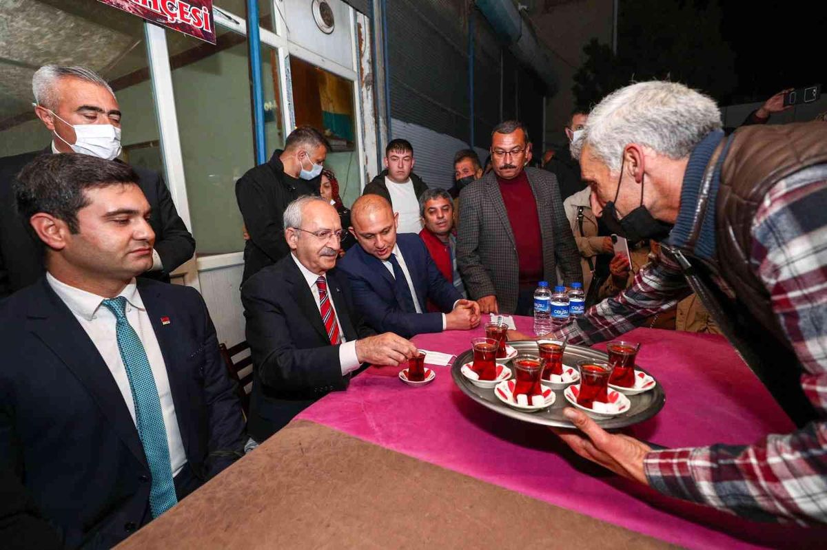 Kılıçdaroğlu, Kırıkkale\'de vatandaşlarla çay içti