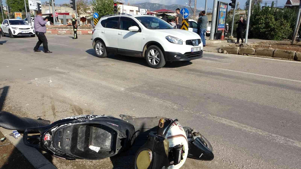 Kozan\'da elektrikli bisiklet ile otomobil çarpıştı: 2 yaralı