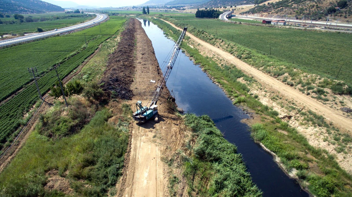 Küçük Menderes Nehri\'nde 80 kilometrelik alan temizlendi