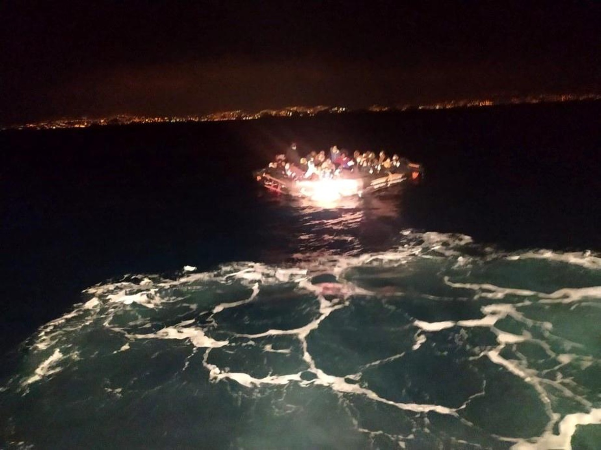 Kuşadası açıklarında 48 düzensiz göçmen kurtarıldı