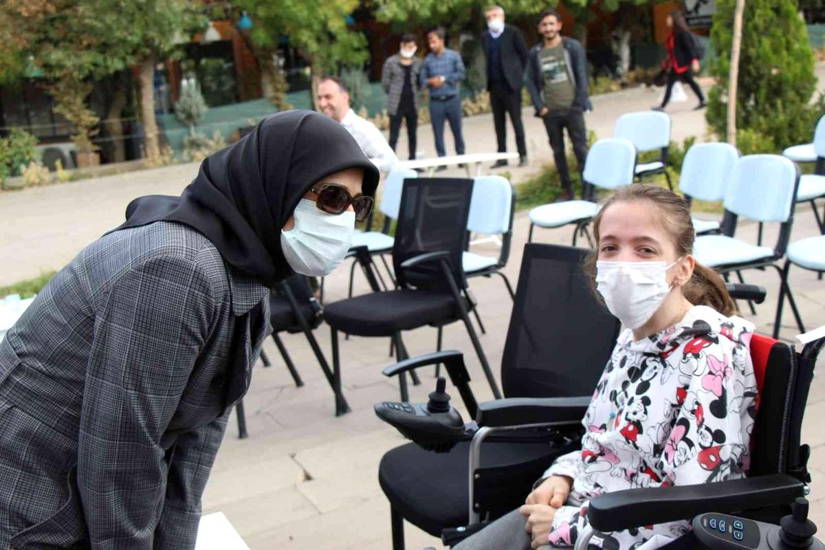 Mardin\'de engelli vatandaşlara 28 adet akülü sandalye dağıtıldı