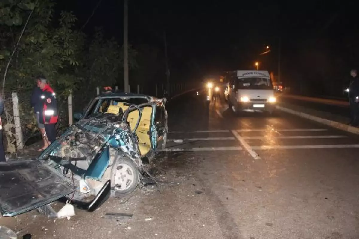 MİNİBÜSLE ÇARPIŞAN OTOMOBİL HURDAYA DÖNDÜ: 2 YARALI