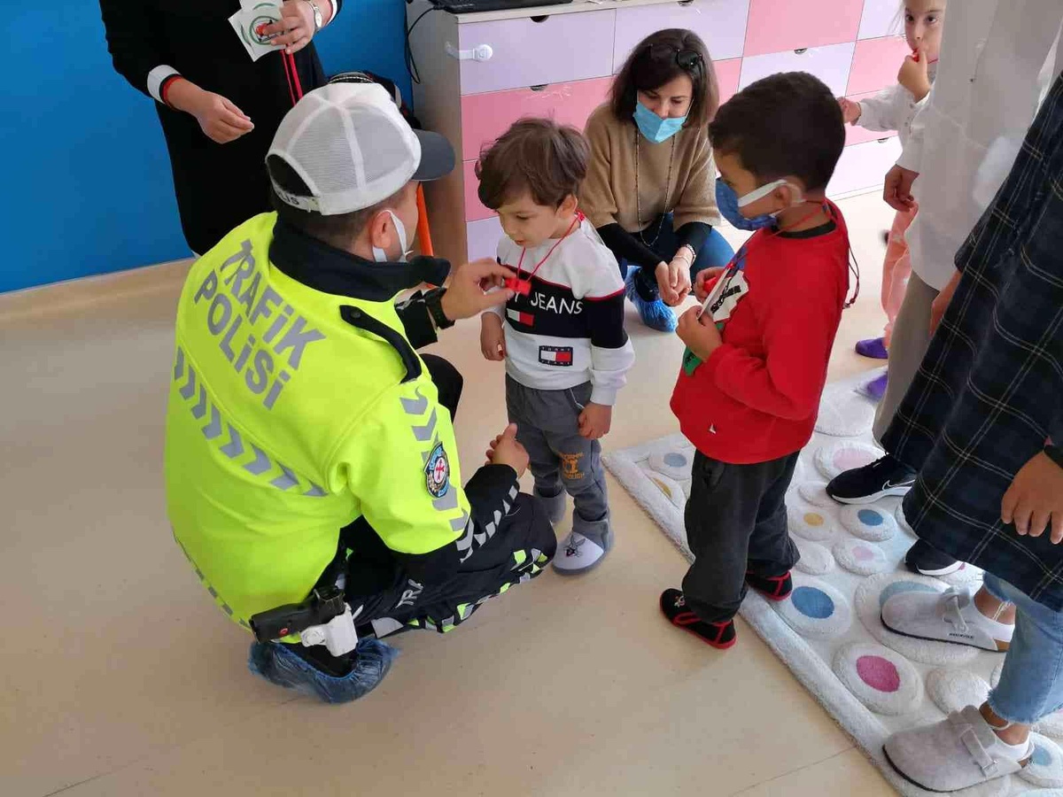 Öğrencilere \'Trafik Kuralları ve Güvenliği\' konulu eğitim semineri