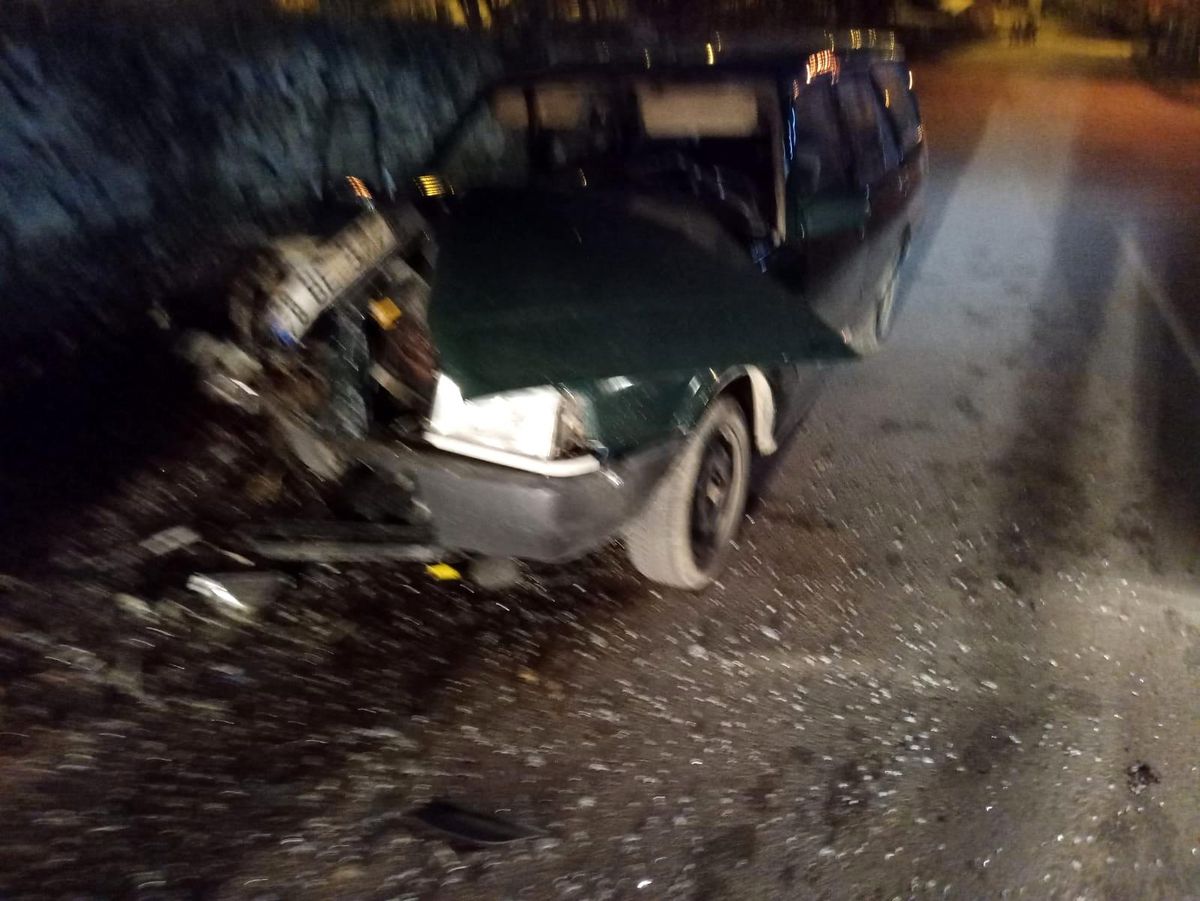 Otomobil, buğday dikim makinesine çarptı
