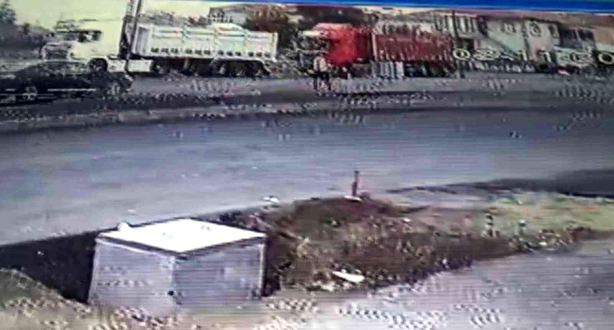 Son dakika haberleri... Otomobilin üniversite öğrencisine çarptığı kaza kamerada