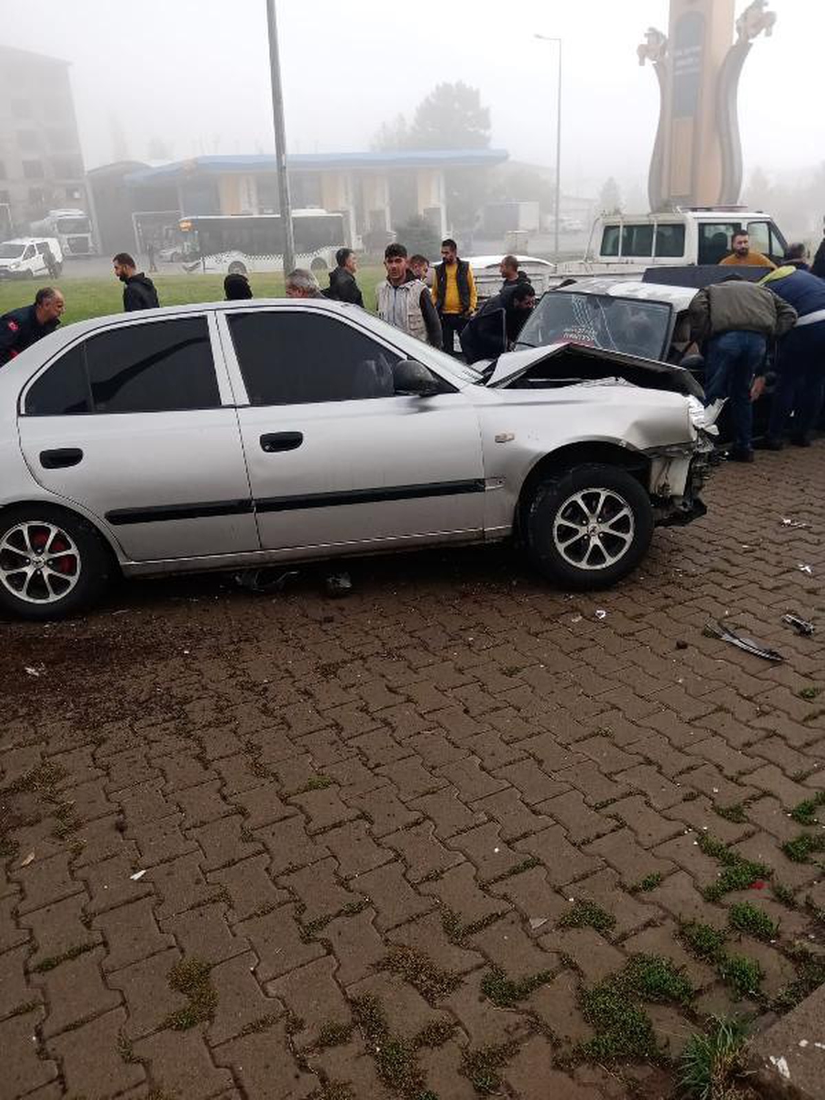 Otomobiller kafa kafaya çarpıştı: 6 yaralı