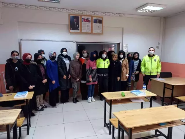 Polisten lise öğrencilerine trafik eğitimi