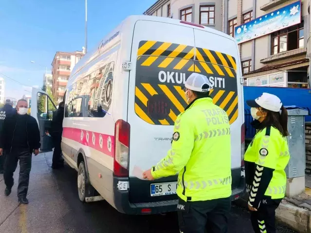 Polisten lise öğrencilerine trafik eğitimi