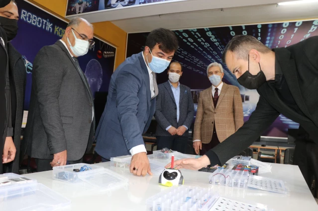 Pozantı ilçesinde TÜBİTAK 4006 Bilim Fuarı açıldı