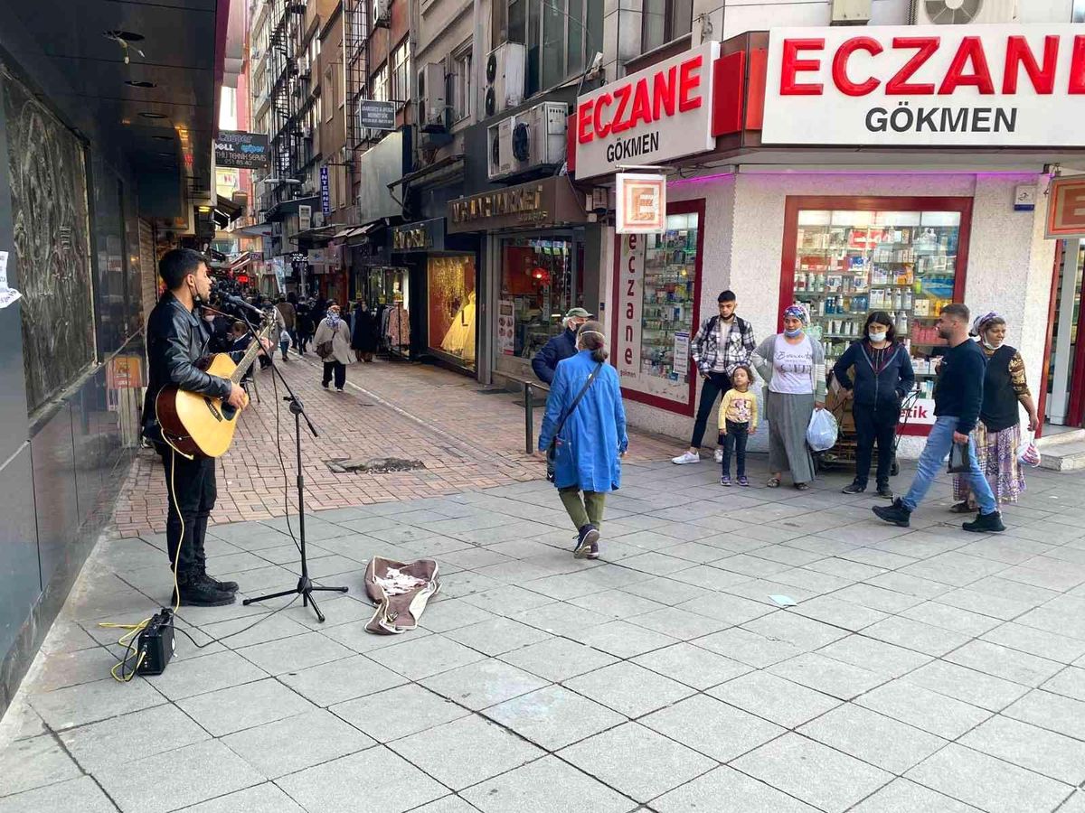 Salgından sıkılan vatandaşlar için cadde ortasında şarkı söyledi