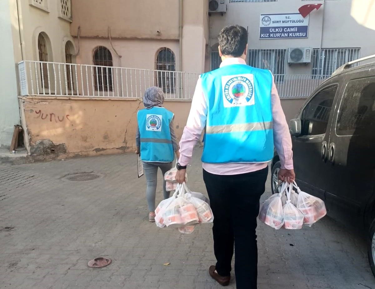 Siirt Belediyesi, 150 aileye sıcak yemek ulaştırıyor
