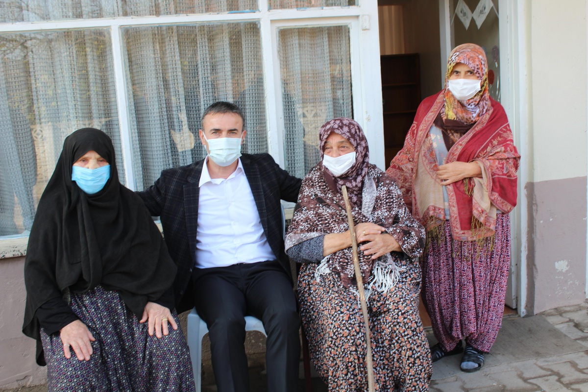 Söğütlü Kaymakamı Gün\'den aşı çalışmalarına destek