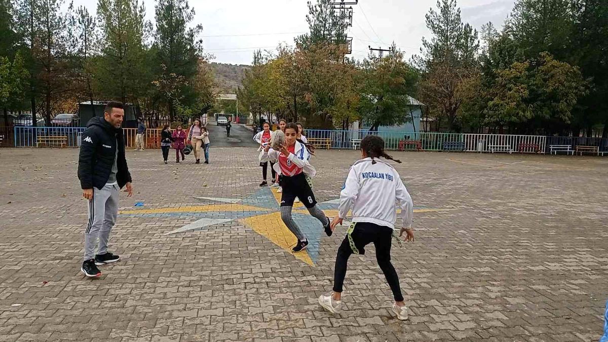 Tag Ragbi\'de Türkiye 2\'ncisi olan Dicle YİBO kız takımı, bu sene 1\'nci olmak için çalışıyor