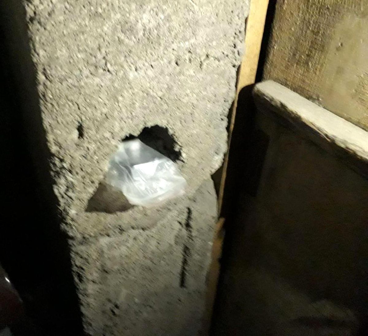 Uyuşturucu maddeyi duvardaki deliğe saklamışlar