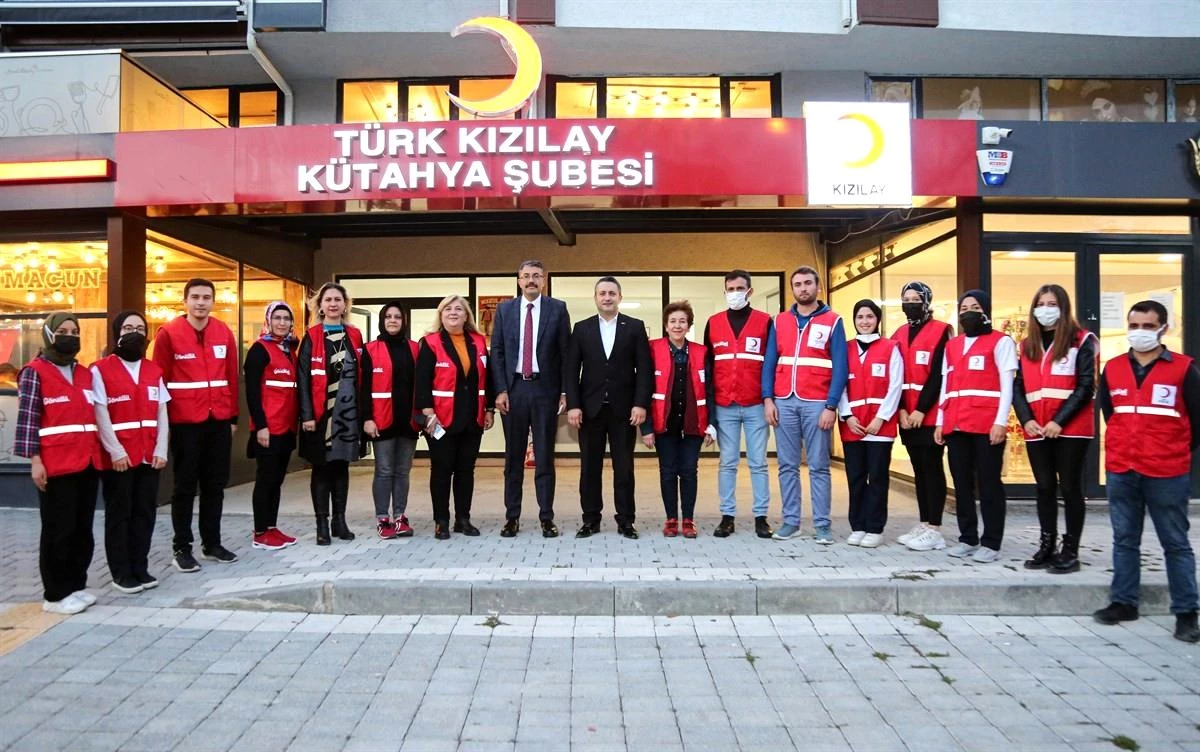 Vali Ali Çelik: "Kızılay, Türkiye\'nin en önemli sivil toplum kuruluşu"