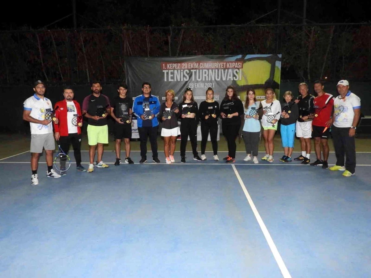 29 Ekim Cumhuriyet Kupası Tenis Turnuvası\'nın kupaları sahiplerini buldu