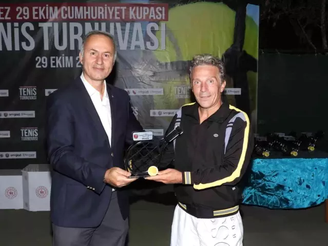 29 Ekim Cumhuriyet Kupası Tenis Turnuvası'nın kupaları sahiplerini buldu