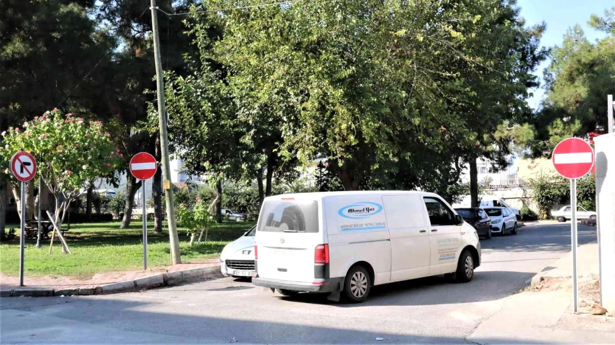 Antalya\'da sürücülerin yasak yol inadı, diğer sürücüleri isyan ettirdi