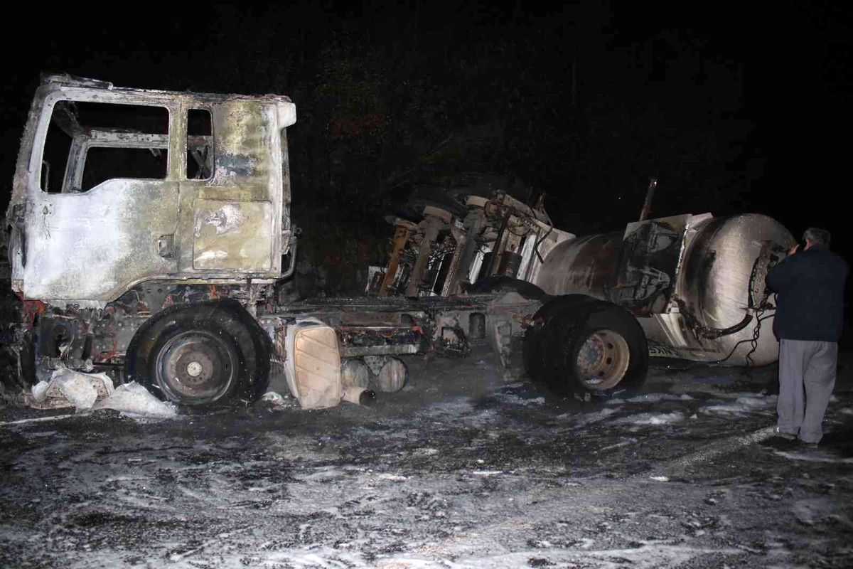 Asit yüklü tanker yandı