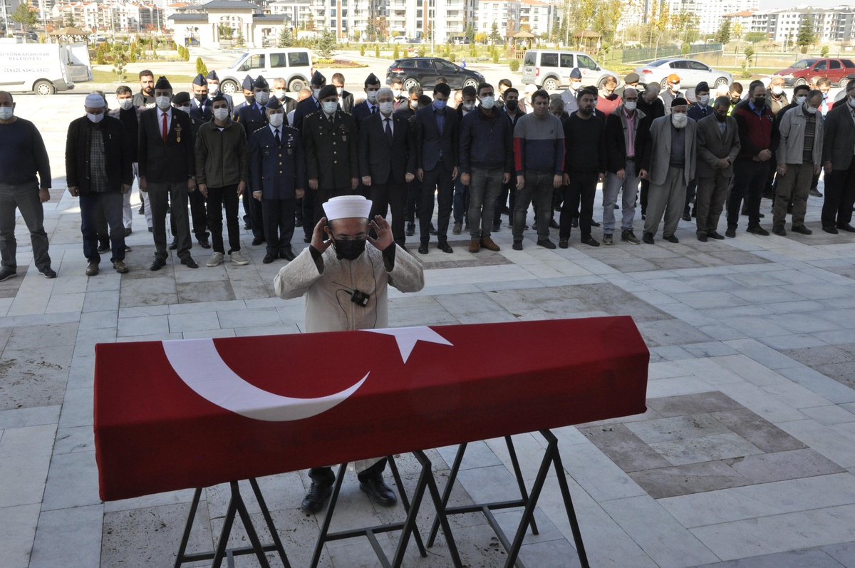 Askeri birliğinde kalp krizi geçirerek hayatını kaybeden asker, Afyonkarahisar\'da toprağa verildi