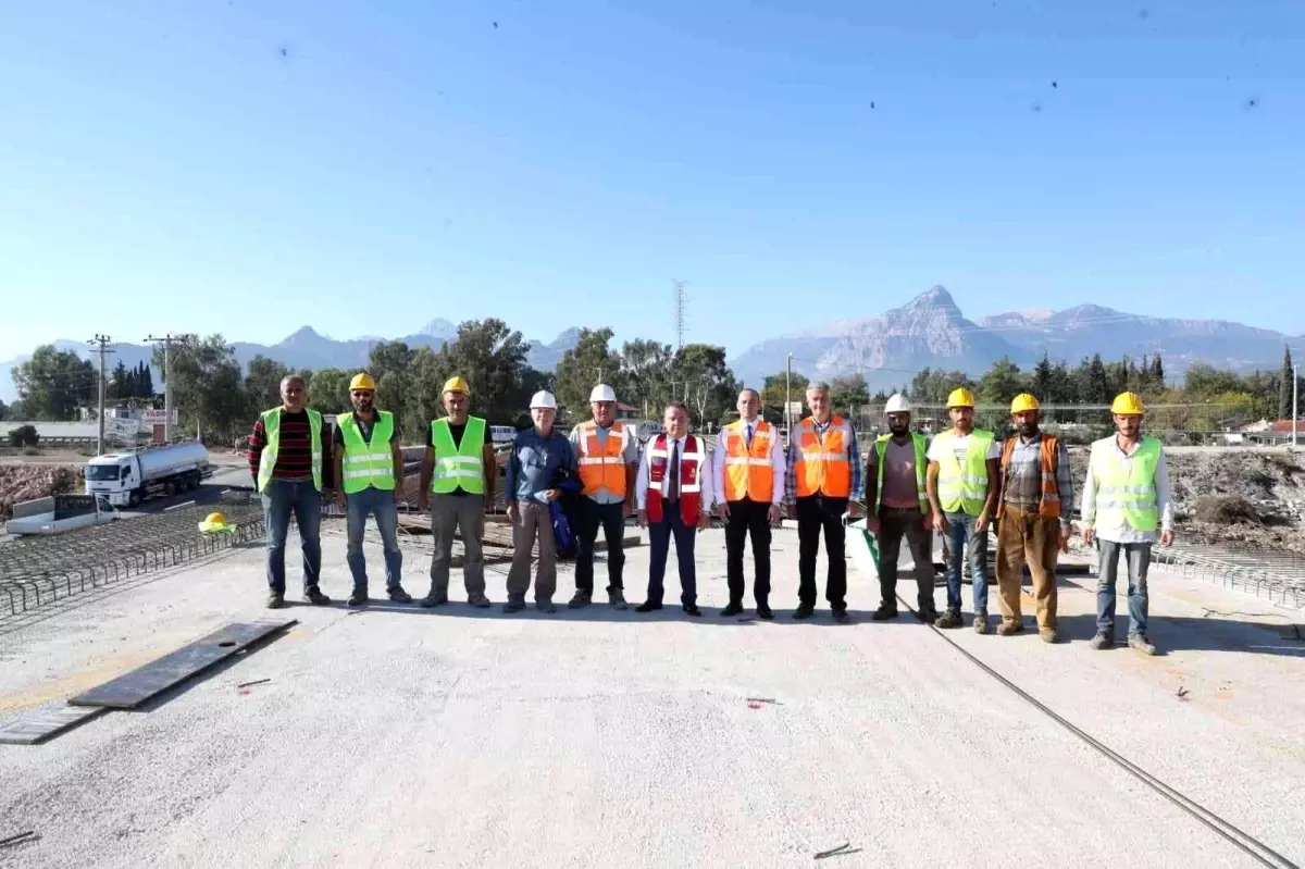 Başkan Böcek Karaman Köprüsü inşaatını inceledi