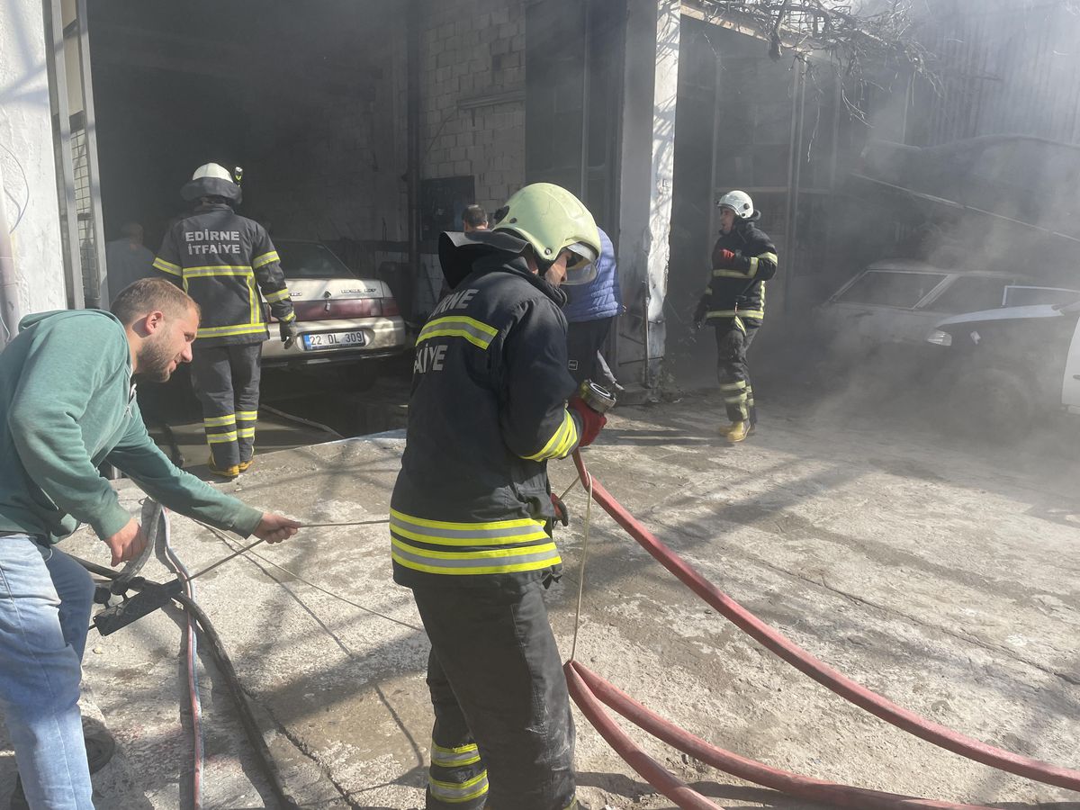 Son Dakika | Edirne\'de kaporta tamircisinde çıkan yangın söndürüldü