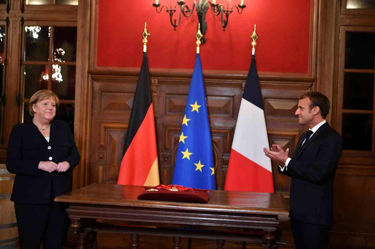 Fransa Cumhurbaşkanı Macron\'dan Merkel\'e onur nişanı