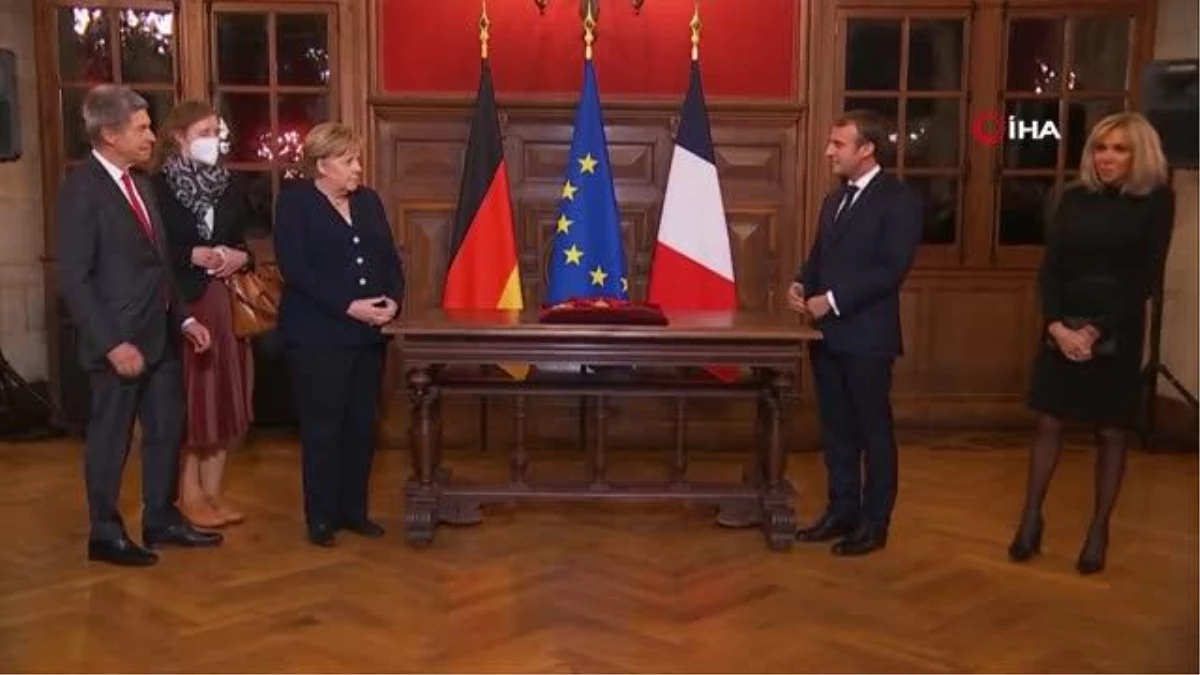 Son dakika haber! Fransa Cumhurbaşkanı Macron\'dan Merkel\'e onur nişanıEmmanuel Macron: "Bana çok şey öğrettiğiniz için teşekkür ederim"Merkel\'den Fransa\'ya veda...