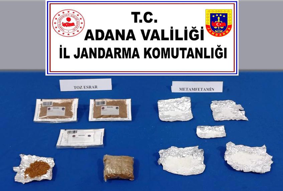 Hava filtresinin yanına gizlenmiş uyuşturucu ele geçirildi