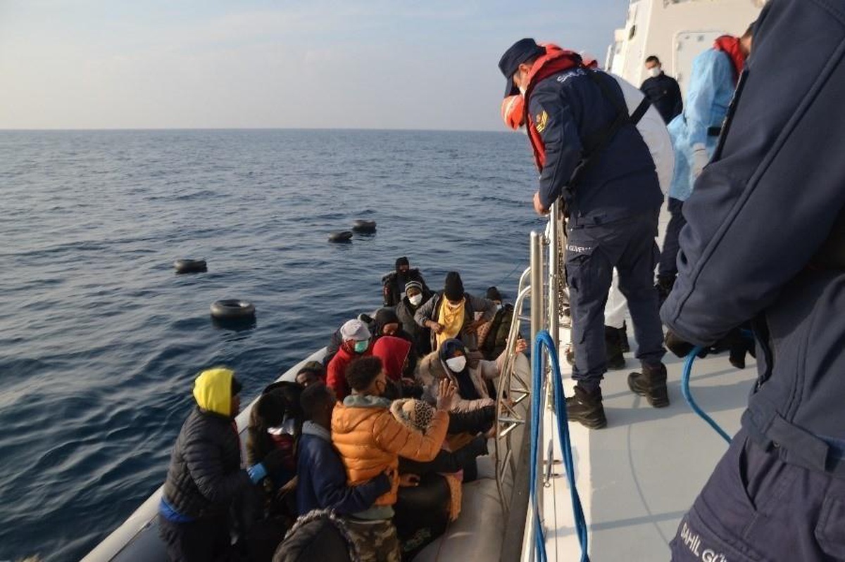 İzmir açıklarında 59 düzensiz göçmen kurtarıldı