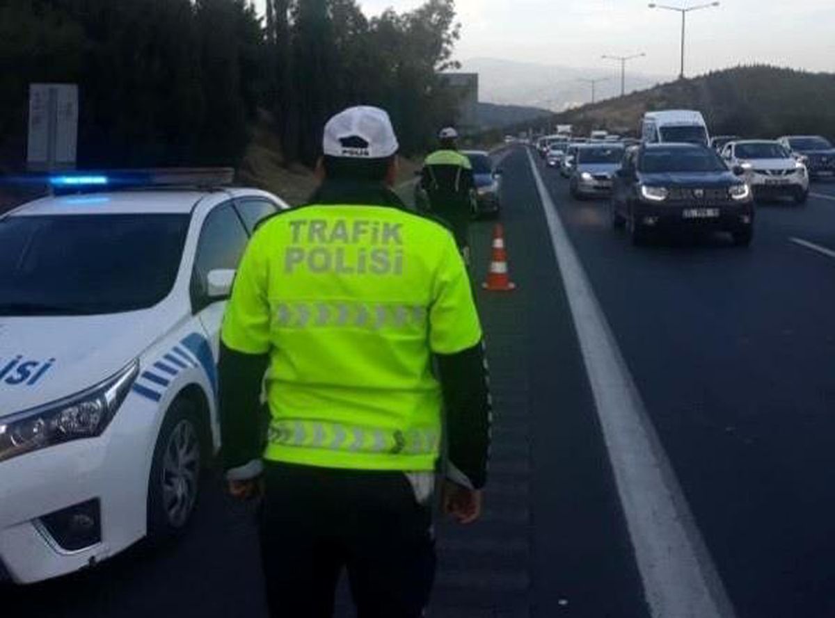 İzmir\'de trafik kurallarına uymayan 18 bin 261 sürücüye ceza