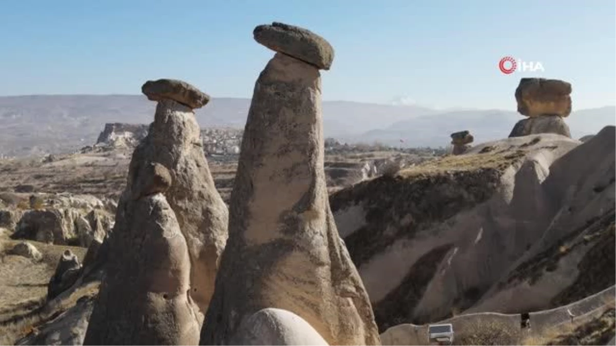Kapadokya\'ta peribacalarının arasında coğrafya dersi