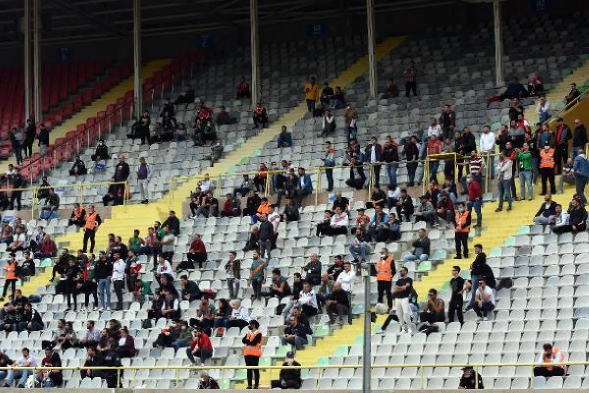 Karşıyaka tribünde de eridi