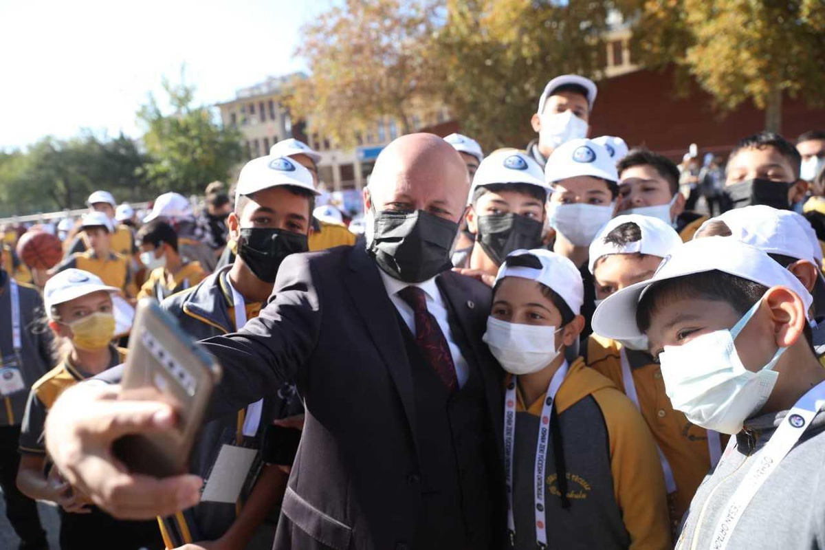 Kocasinan Belediye Başkanı Ahmet Çolakbayrakdar, TÜBİTAK sergisini açtı
