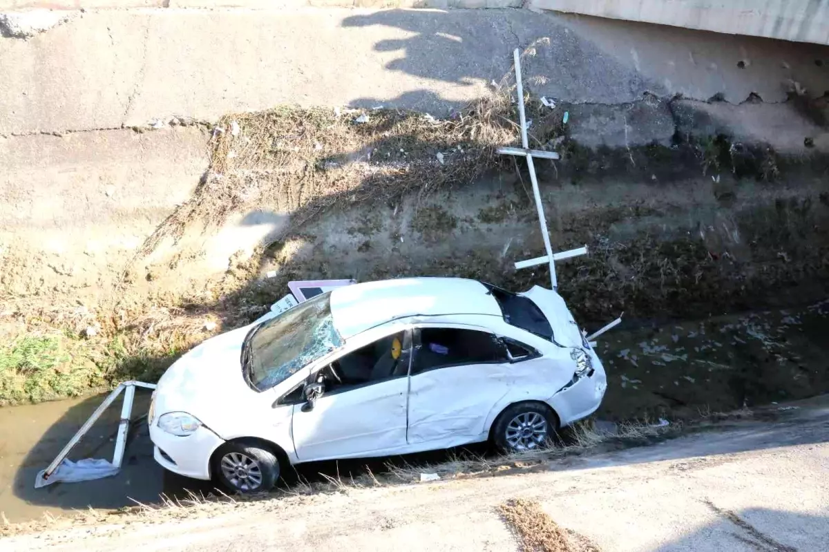 Otobüs ile çarpışan otomobil kanala uçtu: Vatandaşlar suda sürüklenen ruhsat için seferber oldu