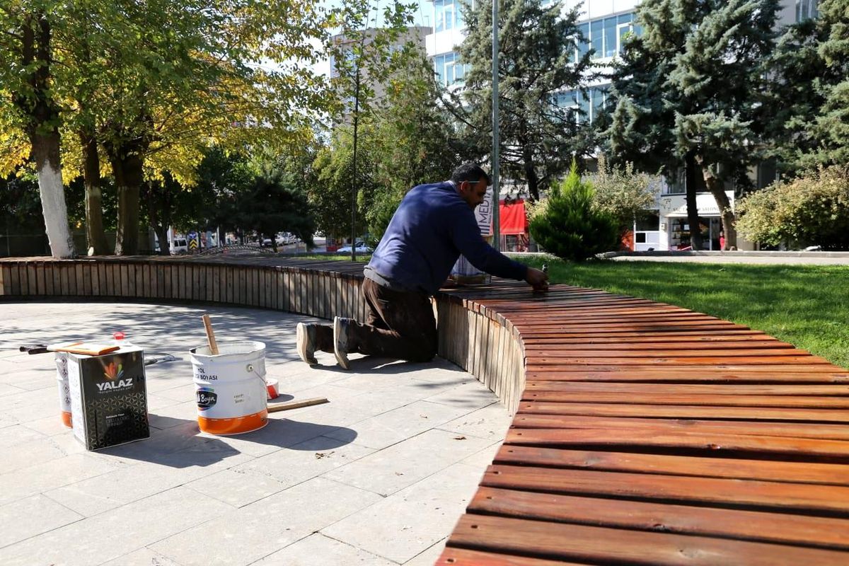 Parklarda yenileme çalışması başladı
