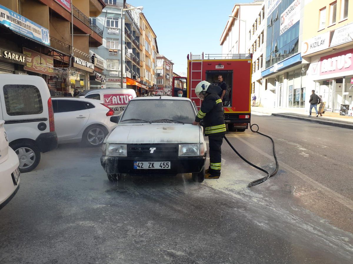 Seydişehir\'de seyir halindeki otomobil yandı