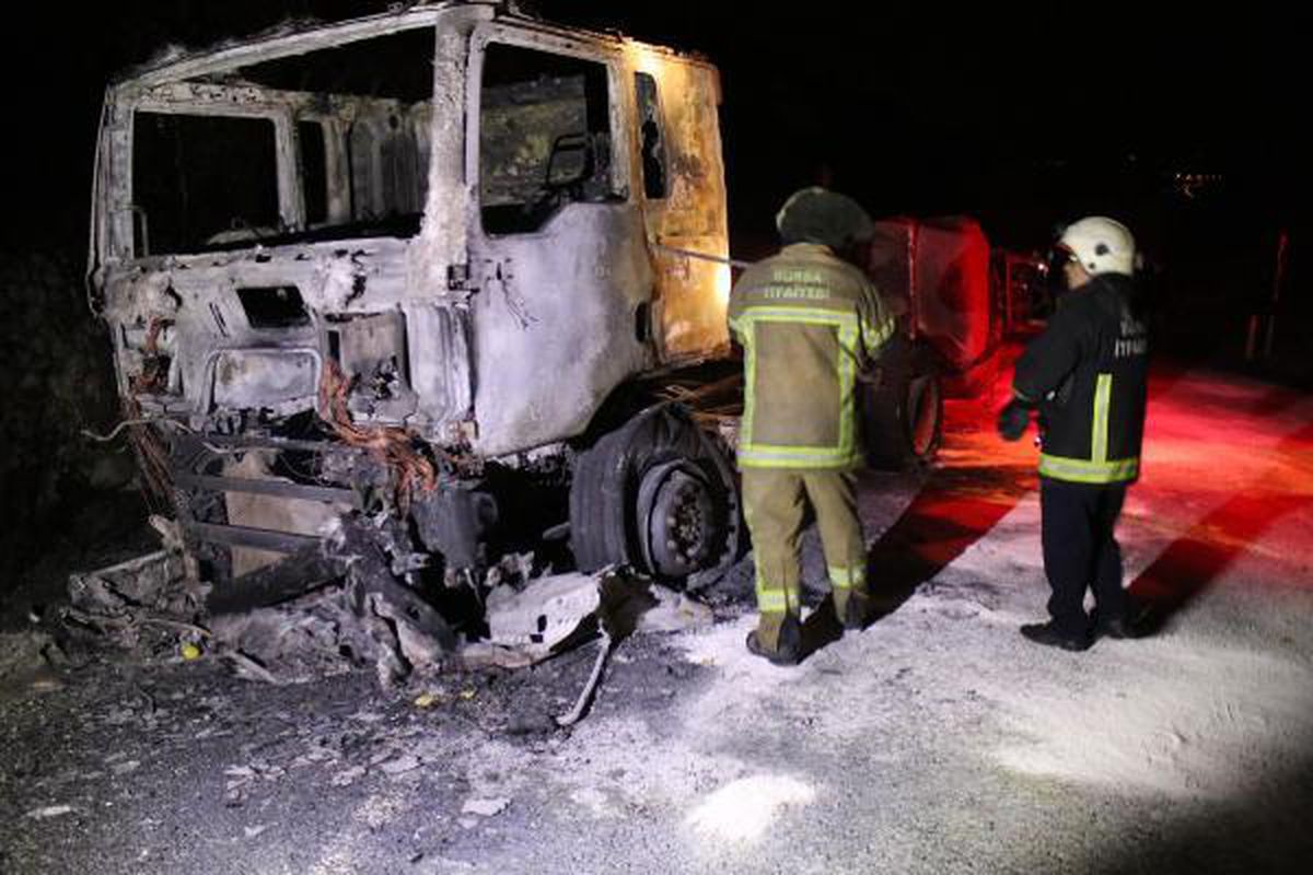 Tanker yangını nedeniyle kapanan yol, 8 saat sonra açıldı