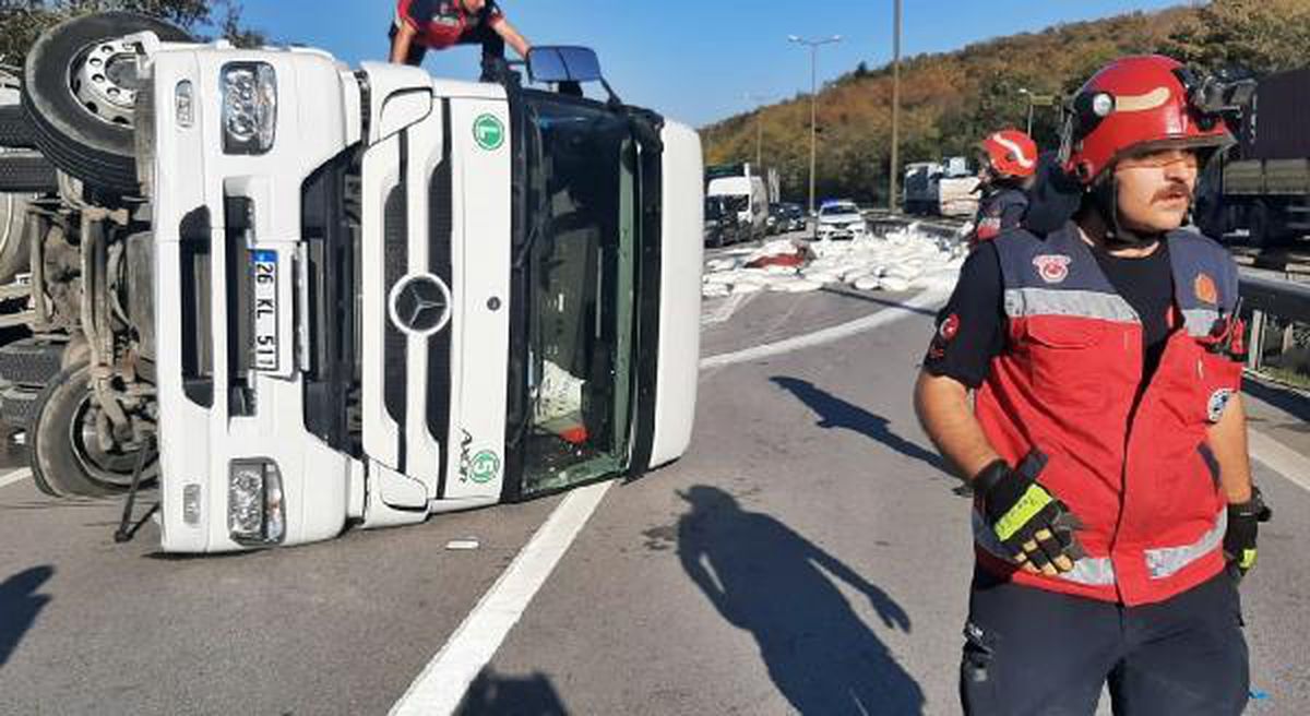 TEM\'de TIR devrildi; şeker çuvalları yola saçıldı